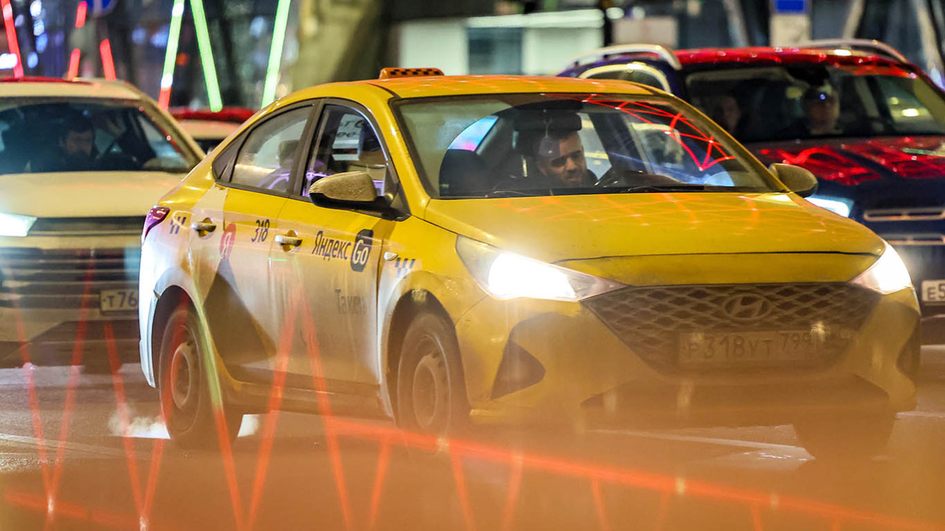       Таксі в центрі Москви.           Софія Сандурська / ТАСС    