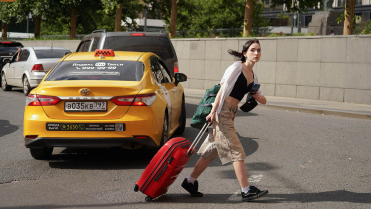 Російська індустрія таксі досягла критичної точки: ціни стрімко зростають, мігранти відмовляються від послуг, а можливості зменшуються.